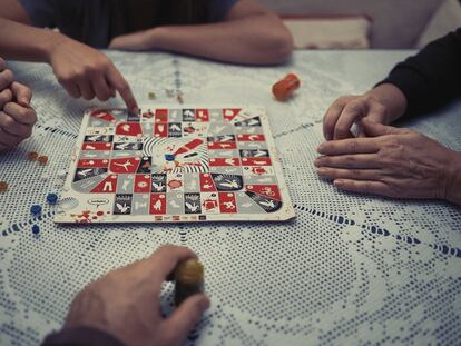 Una familia juega al Juego de la Oca.