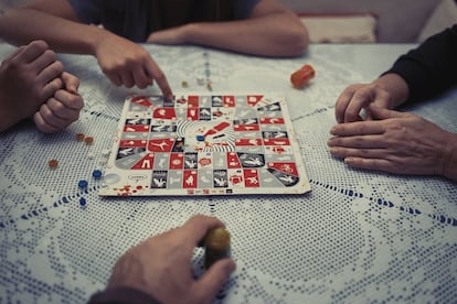 Una familia juega al Juego de la Oca.