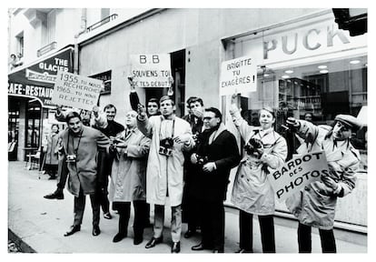 Paparazzi em greve em frente à casa de Brigitte Bardot, avenida de Paul-Doumer, em Paris, 1965. Os fotógrafos exibem cartazes com os lemas "1955... busca-nos. 1965... recusa-nos", "B. B., lembre do teu começo".