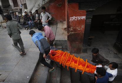 Familiares trasladan el cuerpo de un familiar fallecido en el terremoto, para la cremación en el templo de Pashupatinath, a orillas del río Bagmati, en Katmandú, Nepal