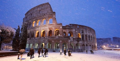 El Coliseo nevado a primera hora de la mañana, en Roma (Italia).