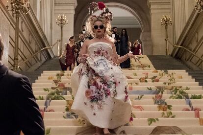 El culmen de su extravagancia llega de la mano de este Dolce & Gabbana con corona floral incluida.