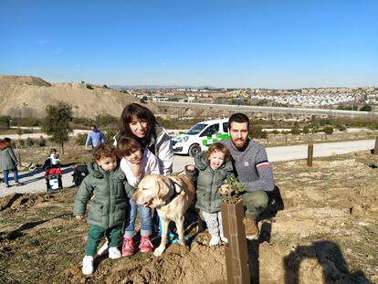 Juan Navarro y Begoña Larena, con su hija Mara y los mellizos Mario y Leo, en una foto familiar.