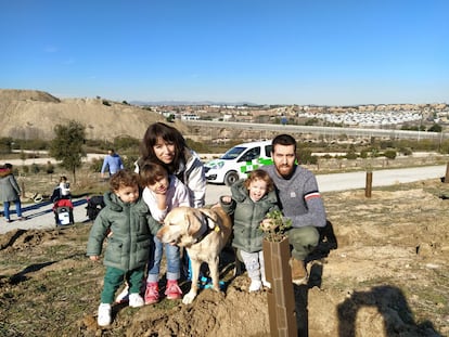 Juan Navarro y Begoña Larena, con su hija Mara y los mellizos Mario y Leo, en una foto familiar.