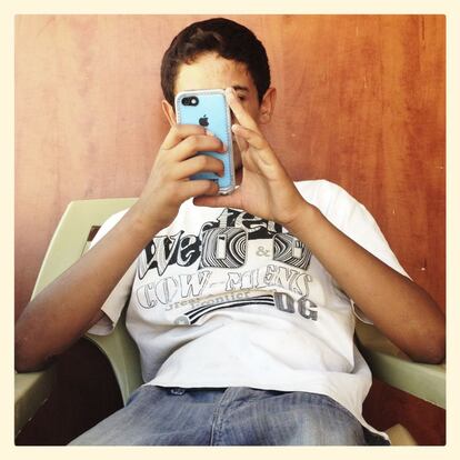 Omar, de 14 años, retrata a Salem mientras juega con el iPhone que les han dado para hacer fotografías en el marco del proyecto de Save the Children 'Dentro de Za'atari', en el que los chavales capturan con el aparato su día a día en el campo de refugiados.