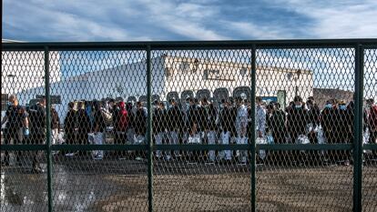 Migrantes llegados en patera pasan al menos 72 horas recluidos en una nave bajo custodia policial en Lanzarote.