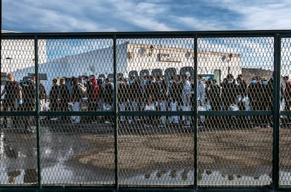 Migrantes llegados en pateras recluidos en una nave bajo custodia policial en Arrecife (Lanzarote), el pasado 19 de octubre.