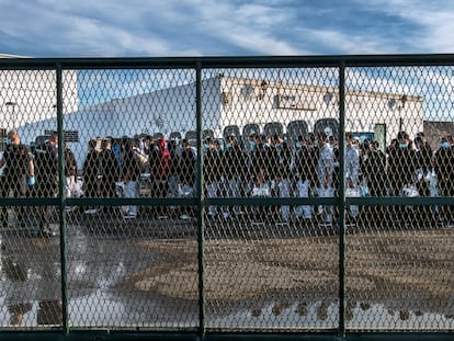 Migrantes llegados en patera pasan al menos 72 horas recluidos en una nave bajo custodia policial en Lanzarote.