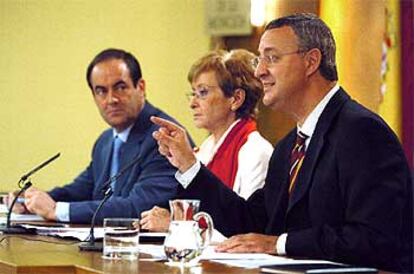 La vicepresidenta, María Teresa Fernández de la Vega, junto a Caldera y Bono, tras el Consejo de Ministros.