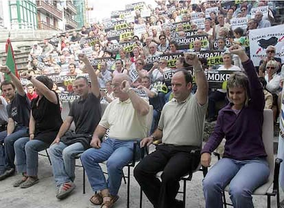 Oloren Arkotza y Unai Urruzuno, ex alcalde de  EH y  cabeza de lista de ANV (tercero y segundo por la derecha), junto a otros simpatizantes de la lista anulada en Ondarroa.