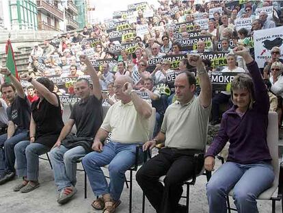 Oloren Arkotza y Unai Urruzuno, ex alcalde de EH y cabeza de lista de ANV (tercero y segundo por la derecha), junto a otros simpatizantes de la lista anulada en Ondarroa.