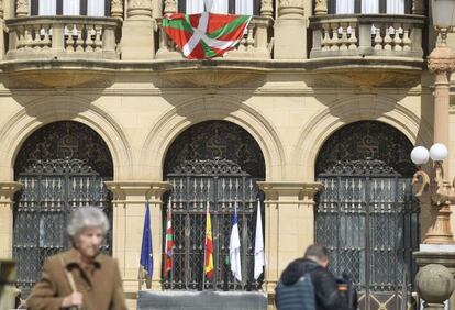 Aspecto que presenta la fachada del Ayuntamiento de San Sebastián tras recuperarse las dos banderas robadas.