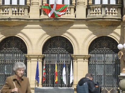 Aspecto que presenta la fachada del Ayuntamiento de San Sebastián tras recuperarse las dos banderas robadas.