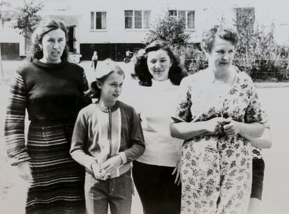 Elena Kuprianova (2e) i Valentina Iermakova (d) en una foto familiar abans de l'accident nuclear de Txernòbil, a la ciutat ucraïnesa de Prípiat.