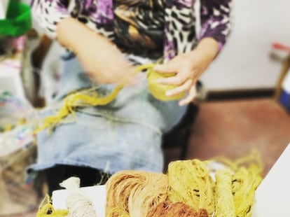 Una de las mujeres wichi que se han organizado para vender sus creaciones, teje en el Mercado de Artesanía de Salta, Argentina.