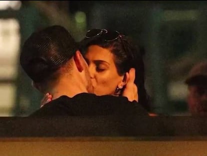 Nick Jonas y Annalisa Azaredo, besándose en Sidney. Es un fotograma de un vídeo del portal TMZ.