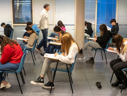 Un profesor y sus alumnos en el Instituto de Educación Secundaria Alejandría de Tordesillas (Valladolid).