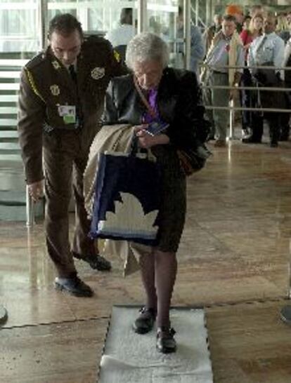 Pasajera del Reino Unido pisa la alfombra con desinfectante en El Prat.