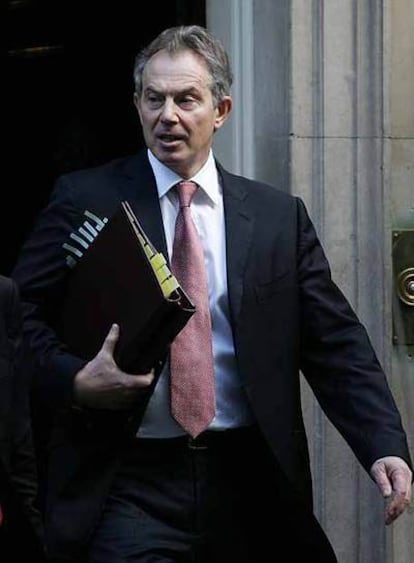Blair sale de su residencia hacia la Cámara de los Comunes ayer en Londres.