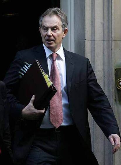 Blair sale de su residencia hacia la Cámara de los Comunes ayer en Londres.