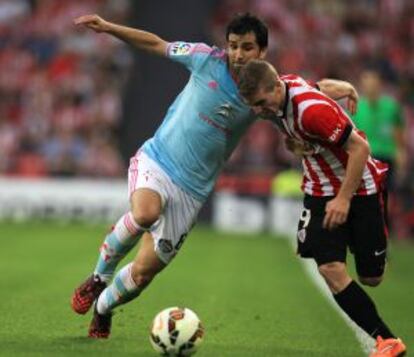 Ález López, del Celta, pelea un balón con Muniain, del Athletic, en la primera vuelta de la Liga.