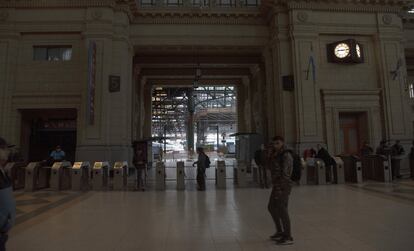 El corte de electricidad ha dejado además a cientos de miles de personas sin agua, al ser propulsada esta por bombas en algunas zonas. En la imagen, la estación de tren de Buenos Aires sin servicio eléctrico.