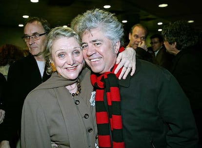 La hija de Fernán-Gómez, Elena, con Pedro Almodóvar.