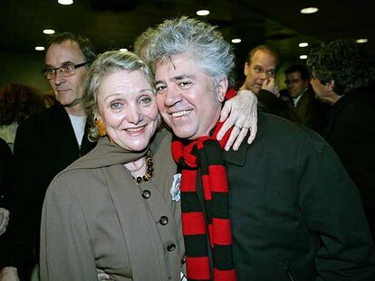 La hija de Fernán-Gómez, Elena, con Pedro Almodóvar.