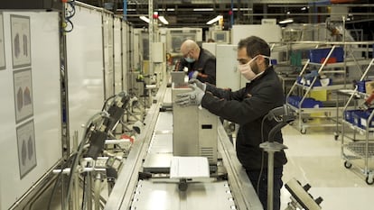 La planta de Seat en Martorell fabrica respiradores para los hospitales.