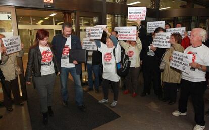 Lorena Benítez sale con su abogado de la sede central de Kutxabank, ayer en San Sebastián.