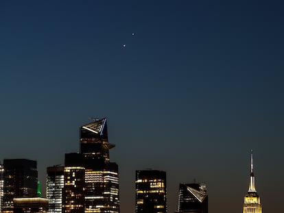 Una conjunción de Venus y Júpiter en el cielo sobre Nueva York, en mayo de 2022.