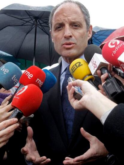 El presidente de la Generalitat, Francisco Camps, responde a los medios en su visita a Museros (Valencia).