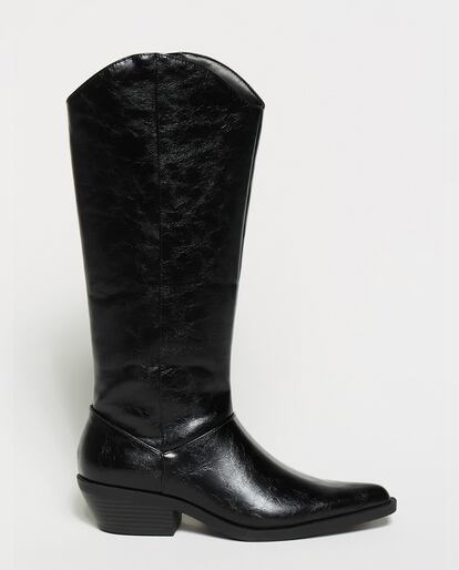 Sfera consigue las botas cowboy más sofisticadas y minimalistas de la temporada con sus formas suavizadas y su color negro.