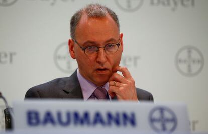 Werner Baumann, presidente de Bayer, este m&iacute;ercoles en la rueda de prensa en la sede de la farmac&eacute;utica en Leverkusen,