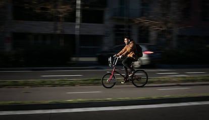 Un ciclista pel carril bici del passeig Sant Joan.