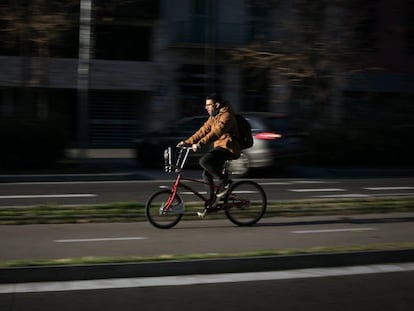Un ciclista pel carril bici del passeig Sant Joan.