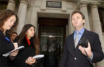 El estafador australiano Peter Foster es interrogado por los periodistas ante la casa de su novia, Carole Caplins.