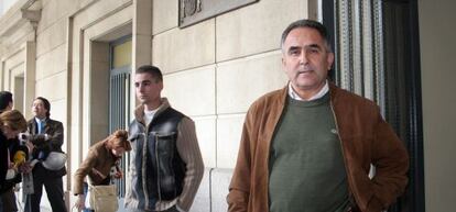El empresario Eusebio Gaviño a su salida de los Juzgados de Sevilla, en 2006, tras declarar por el 'caso Camas'.