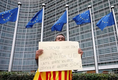 Protesta a las puertas de la Comisión Europea al día siguiente del 1-O. REUTERS/Francois Lenoir