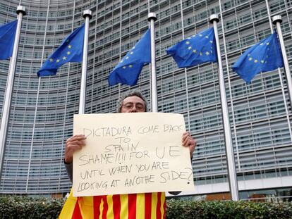 Protesta a las puertas de la Comisión Europea al día siguiente del 1-O. REUTERS/Francois Lenoir