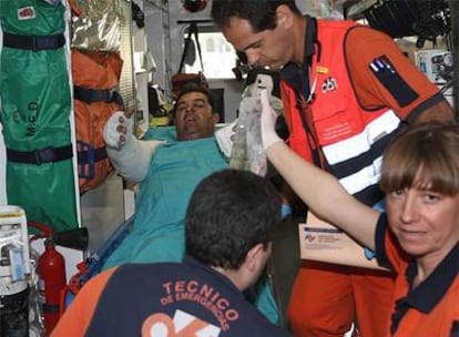 El camionero Juan Carlos Páez, a su llegada al hospital Carlos Haya de Málaga.