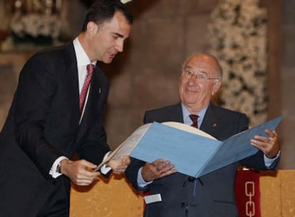 El Príncipe de Asturias, Felipe de Borbón (decha.) entrega el galardón Príncipe de Viana al actor Alfredo Landa