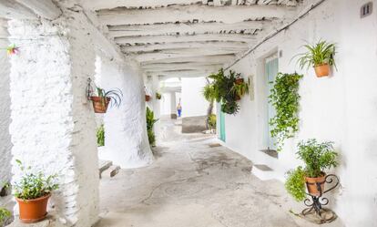 Una calle encalada en Capileira, Granada.