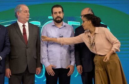 El candidato de centro-izquierda Ciro Gomes (izquierda) observa cómo la evangelista Marina Silva intenta atraer su atención durante el debate presidencial del pasado 4 de octubre