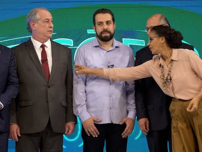 El candidato de centro-izquierda Ciro Gomes (izquierda) observa cómo la evangelista Marina Silva intenta atraer su atención durante el debate presidencial del pasado 4 de octubre