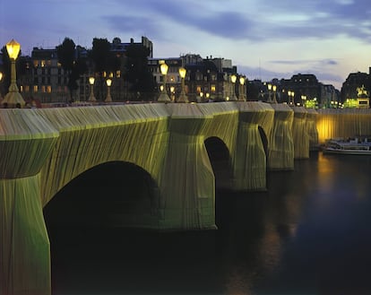 El Pont Neuf de París, envuelto por Christo y Jeanne-Claude, en 1985.