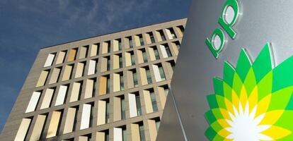 Logo de la compañía BP en la sede alemana de la compañía en Bochum