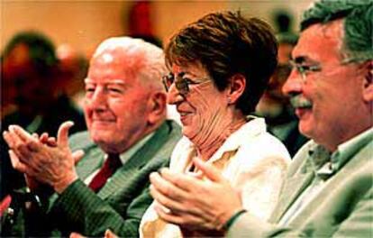 Montserrat Avilés, esposa de Albert Fina, junto a Gregorio López Raimundo, a la izquierda, en el acto de ayer.