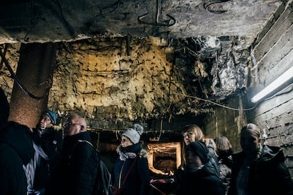 Varias personas visitan la antigua base soviética de Wünsdorf