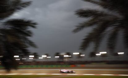 Esteban Ocon, de Francia, conduce su monoplaza de la escudería Force India.